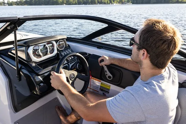 Scarab 215 SE — Prenesi specifikacije